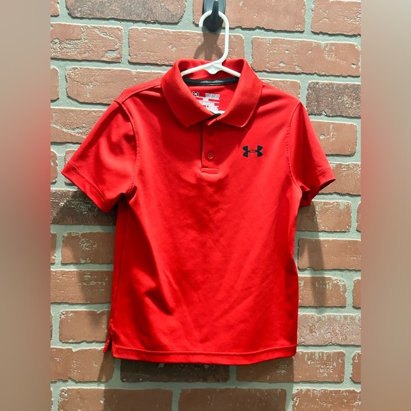 Under Armour heat gear polo size YXS loose fit,red with black emblem - Picture 2 of 4